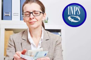 Donna in ufficio che conta i soldi