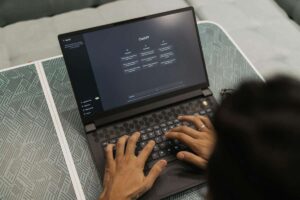 Persona utilizza ChatGPT