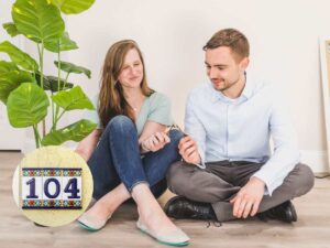 Coppia seduta a terra con gambe incrociate