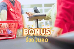 Donna al supermercato che paga con una carta prepagata