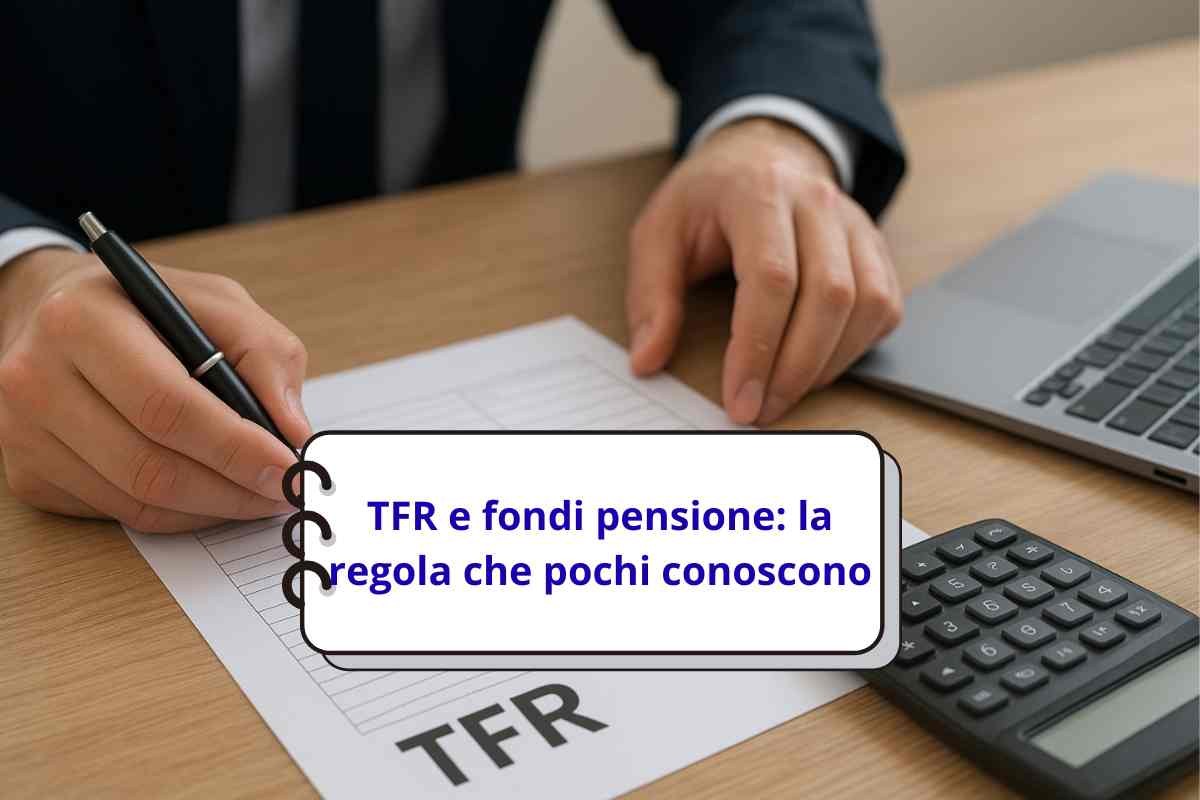 Uomo compila modulo TFR e scritta