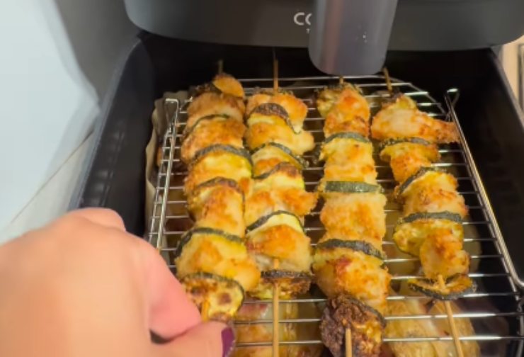 Spiedini pollo e zucchine gratinati in friggitrice ad aria