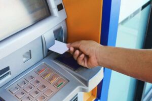 Uomo al bancomat