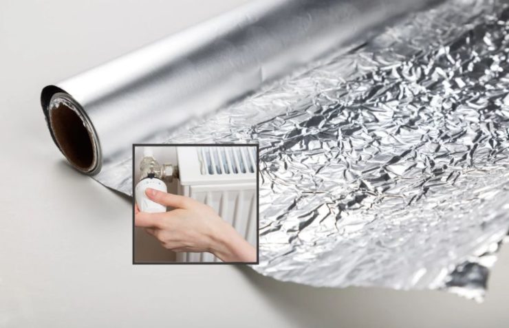 foglio di carta alluminio e donna che abbassa la temperatura del termosifone