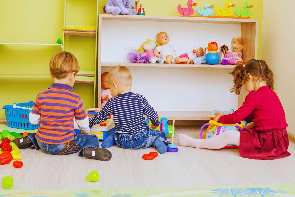 bambini giocano a terra