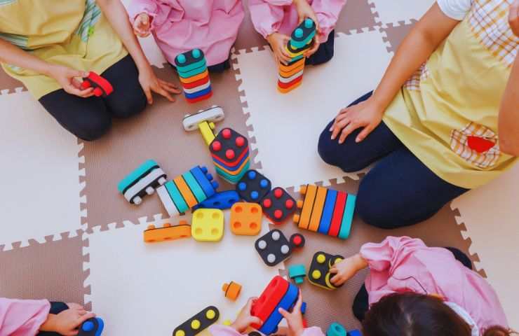 bambini giocano a terra