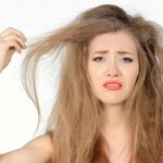 Donna con viso preoccupato e capelli crespi