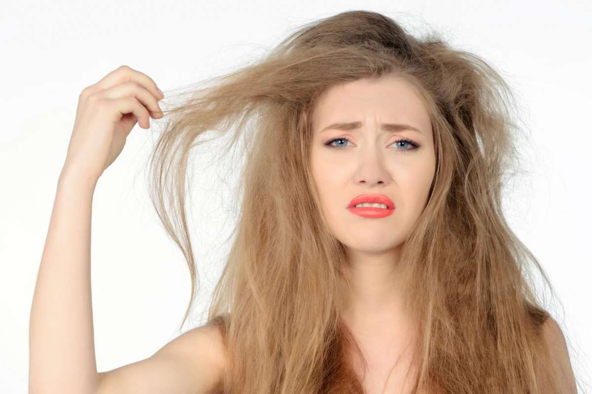 Donna con viso preoccupato e capelli crespi