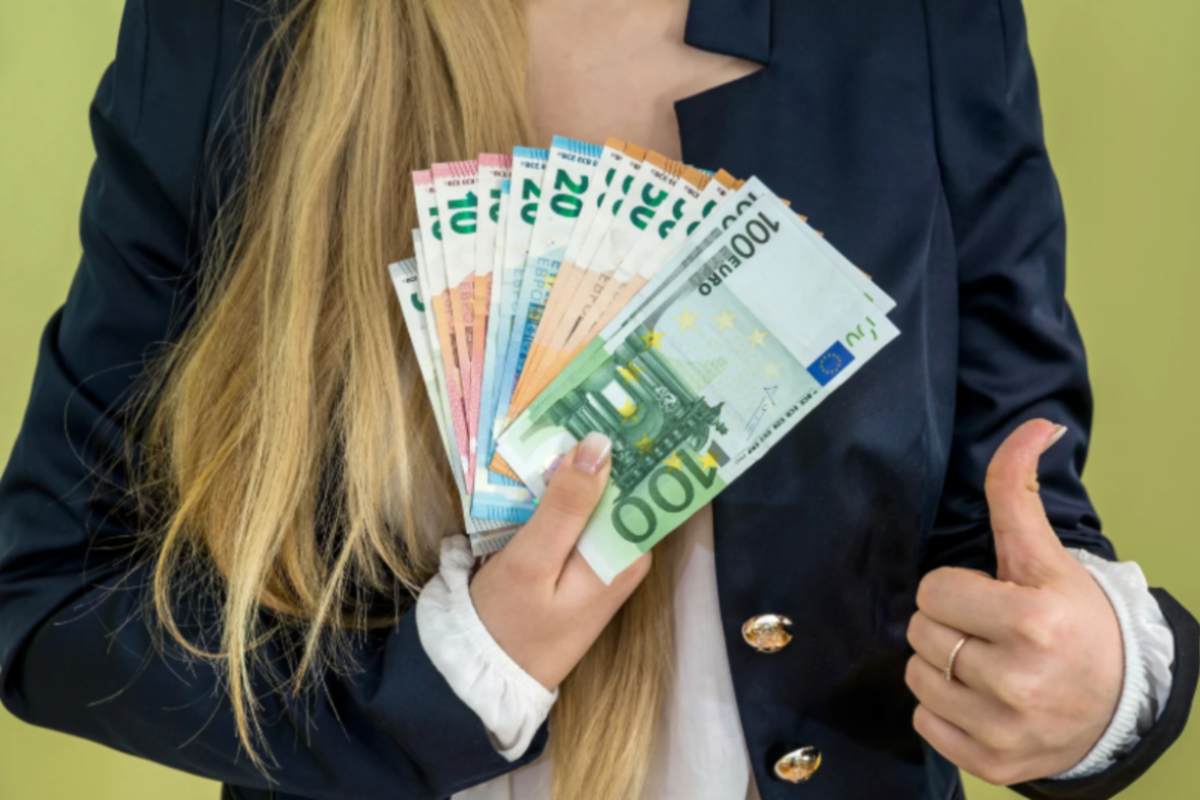 jene-stephaniuk-lkmGeyLItrw-unsplash-ls donna con il pollice verso l'alto e tante banconote di euro in mano